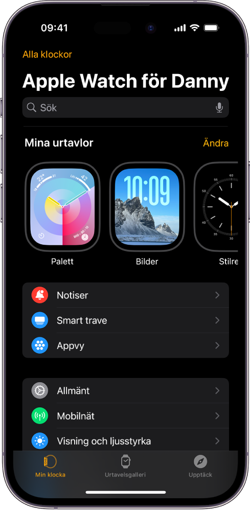 Apple Watch-appen på iPhone som visar skärmen Min klocka och dina urtavlor nästan högst upp och inställningar under det. Det finns tre flikar längst ned på skärmen i Apple Watch-appen. Fliken till vänster är Min klocka där du gör inställningar för Apple Watch. I fliken bredvid visas urtavelsgalleriet där du kan hitta urtavlor och komplikationer och nästa flik är Upptäck där du kan lära dig mer om Apple Watch.