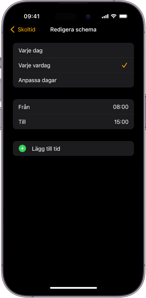 iPhone visar skärmen Ändra schema för Skoltid. Överst visas alternativen Varje dag, Varje vardag och Anpassa dagar. Varje vardag är valt. Från och Till för klockslag visas i mitten av skärmen och nedför finns knappen Lägg till tid.