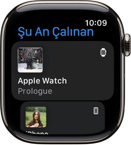 Şu An Çalınan uygulaması aygıt listesini gösteriyor. Apple Watch’ta çalan müzikler listenin en üstünde. Altta bir iPhone girişi var.