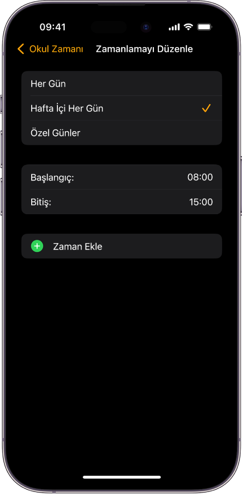 Okul Zamanı için Zamanlamayı Düzenle ekranını gösteren iPhone. En üstte Her Gün, Hafta İçi Her Gün ve Özel Günler seçenekleri görünüyor ve Hafta İçi Her Gün seçili. Başlangıç ve Bitiş saatleri ekranın ortasında ve Zaman Ekle düğmesi altta.
