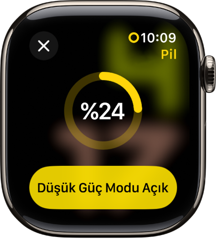 Kalan şarjı belirten bir kısmi sarı halka ile Düşük Güç Modu ekranı. Düşük Güç Modu Açık düğmesi en altta.