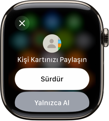 NameDrop ekranında iki düğme gösteriliyor: Kişiyi almanın yanı sıra kendi bilgilerinizi de paylaşmanıza olanak tanıyan Sürdür ve yalnızca diğer kişinin iletişim bilgilerini almaya yönelik Yalnızca Al.