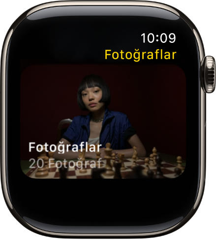 Apple Watch’taki Fotoğraflar uygulaması Arkadaşlar adlı bir albümü gösteriyor.