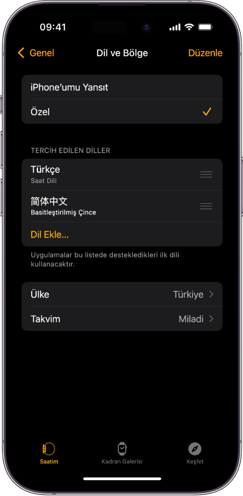 Apple Watch uygulamasının, Tercih Edilen Diller’in altında görünen İngilizce ve İspanyolca ile Dil ve Bölge ekranı.