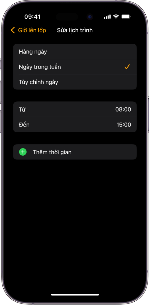iPhone đang hiển thị màn hình Sửa lịch trình cho Giờ lên lớp. Các tùy chọn Mỗi ngày, Ngày trong tuần và Tùy chỉnh ngày xuất hiện ở trên cùng, với Ngày trong tuần được chọn. Các giờ Từ và Đến ở giữa màn hình và một nút Thêm thời gian ở dưới cùng.