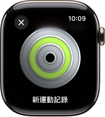 Apple Watch 上顯示獎章成就。獎章下面是獎章的描述。你可以拖移來旋轉獎章。