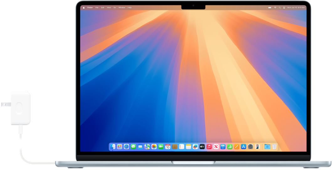 جهاز MacBook Air متصل بمحول الطاقة.