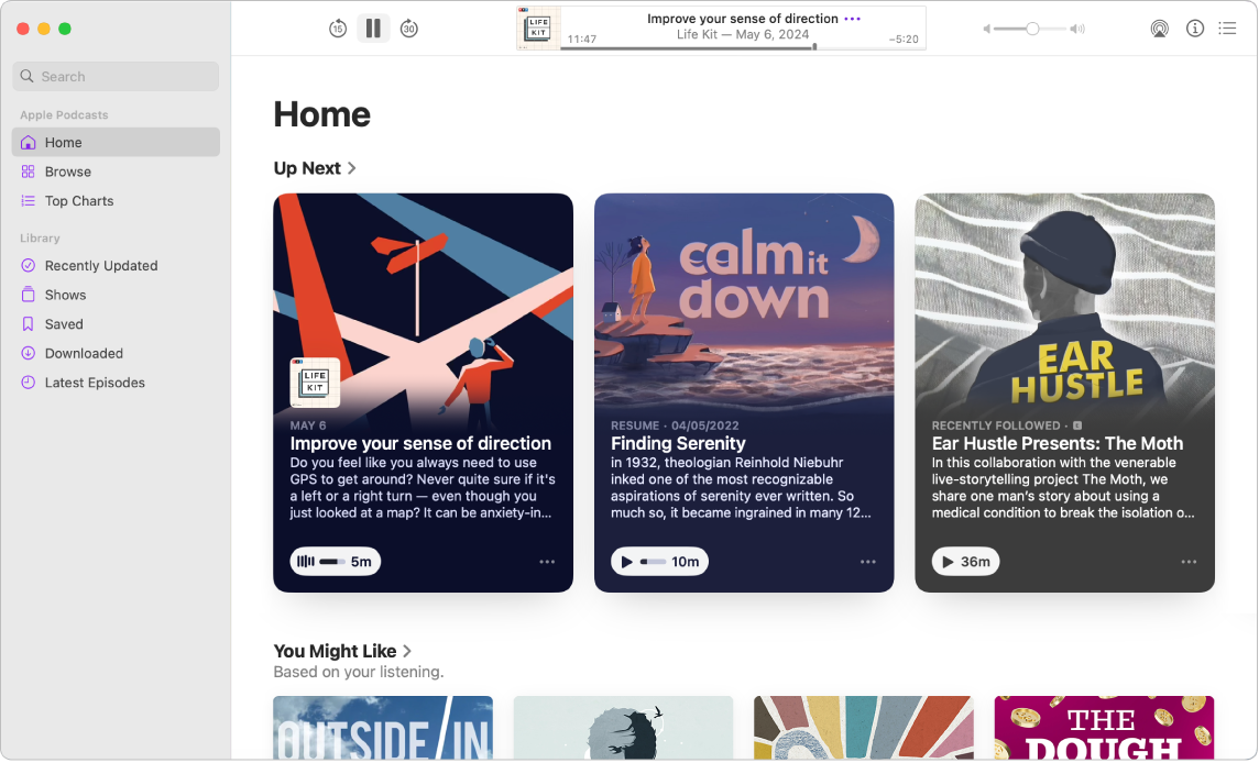 Ein „Podcasts“-Fenster zeigt den Home-Bildschirm. Die Seitenleiste mit „Startseite“, „Entdecken“ und „Charts“ auf der linken Seite. Auf der rechten Seite zeigt der Home-Bildschirm Podcasts aus „Als Nächstes“ und Podcasts an, die dir gefallen könnten – eine kuratierte Liste mit Empfehlungen, die auf deinem Wiedergabeverlauf basiert.
