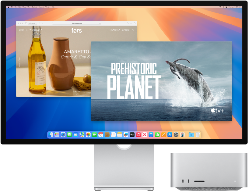 디스플레이 옆에 있는 Mac Studio.
