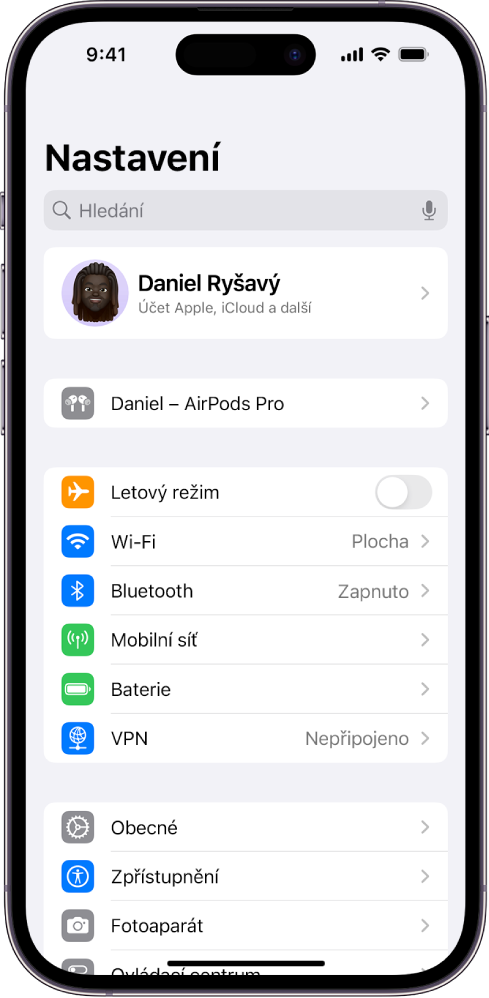 Aplikace Nastavení na iPhonu znázorňující připojené AirPody uživatele.v horní části obrazovky.