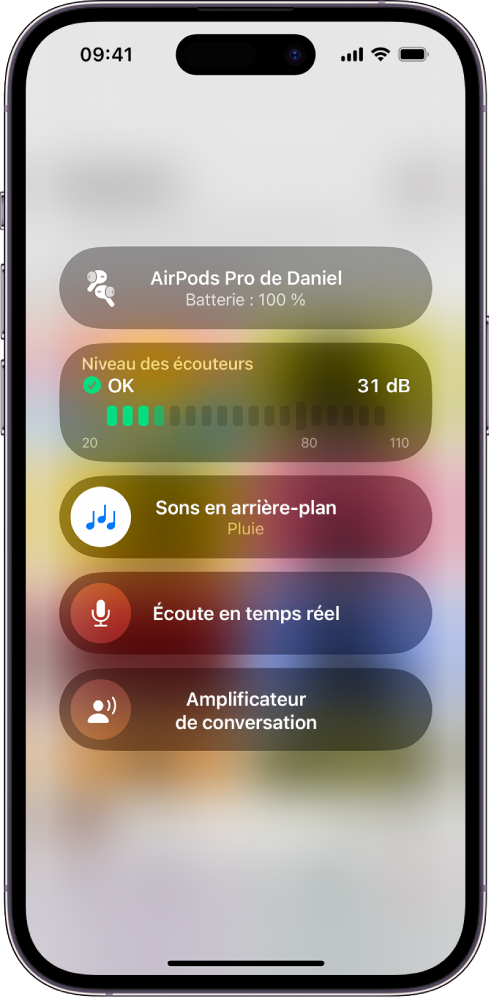L’écran Appareils auditifs dans le centre de contrôle. De haut en bas, il affiche le volume des écouteurs en décibels, les sons en arrière-plan, l’écoute en temps réel et l’amplificateur de conversation.