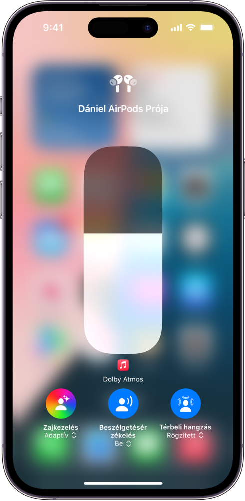 A hangerőt megjelenítő képernyő a Vezérlőközpontban, amelyen egy AirPods Pro hangerőszintje látható. A hangerőjelző sáv alatt látható bal oldalon a Zajkezelés gomb, amely azt jelzi, hogy az Adaptív hang be van kapcsolva.