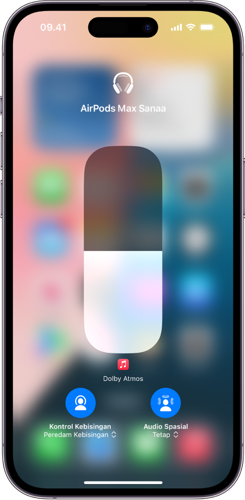 Layar volume di Pusat Kontrol menampilkan level volume untuk AirPods Max. Di bawah indikator volume di sebelah kiri terdapat ikon Kontrol Kebisingan/Peredam Kebisingan, yang menandakan Kontrol Kebisingan menyala. Di sebelah kanan terdapat ikon Audio Spasial/Kepala Dilacak, yang menandakan bahwa Audio Spasial dan pelacakan kepala menyala.