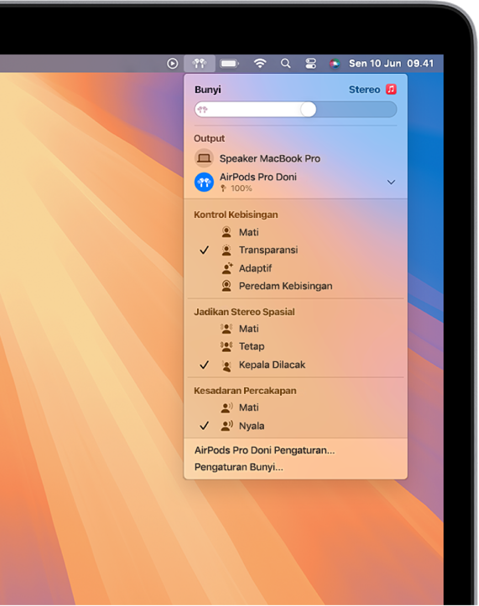 Layar MacBook Pro dengan lagu yang diputar di app Musik. Di bar menu, ikon AirPods dipilih dan menu menampilkan AirPods dengan Transparansi dan Audio Spasial kepala dilacak menyala.