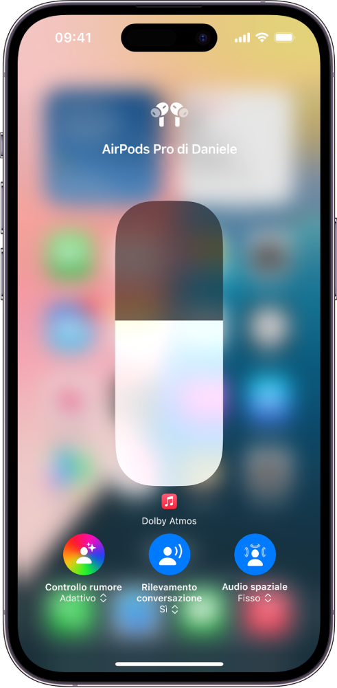 La schermata del volume di Centro di Controllo con il livello del volume degli AirPods Pro. Sotto all’indicatore del volume, a sinistra, è visibile il pulsante Controllo rumore che indica che l’audio adattivo è attivo.