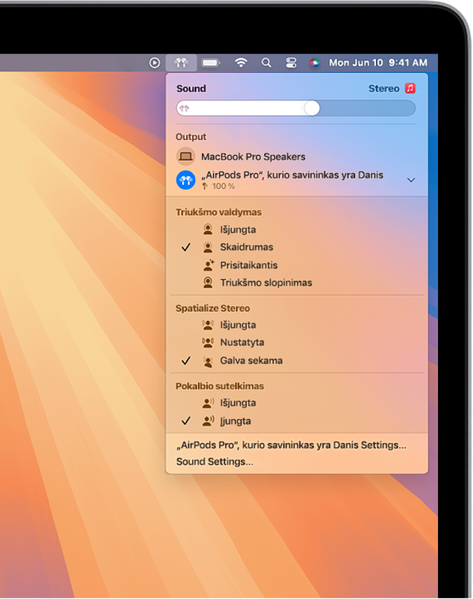 „MacBook Pro“ ekranas; programoje „Music“ leidžiama daina. Meniu juostoje pasirinkta „AirPods“ piktograma ir meniu rodomos „AirPods“, kuriose įjungtas „Skaidrumo“ režimas ir „Erdvinis garsas“ su galvos sekimu.