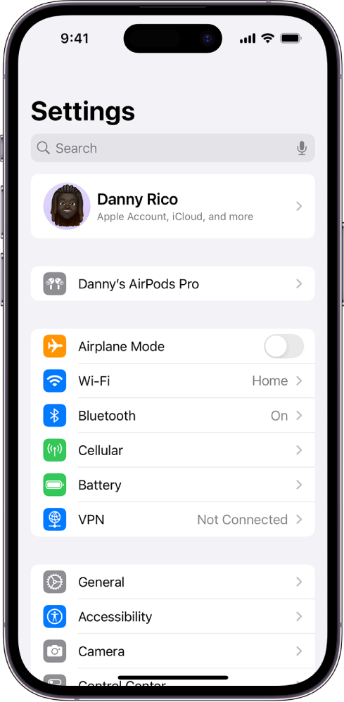 Lietotne Settings iPhone tālrunī, kurā redzamas lietotāja pievienotās AirPods austiņas, kas parādītas ekrāna augšdaļā.