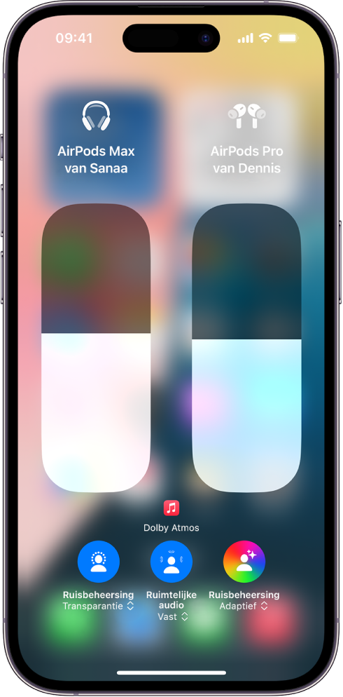 Het volumescherm in het bedieningspaneel met het volume voor twee paar AirPods. Onder de volume-indicator aan de linkerkant staat het symbool voor ruisbeheersing, dat aangeeft dat transparantie is ingeschakeld. Onder de volume-indicator aan de rechterkant staat het symbool voor ruisbeheersing, dat aangeeft dat adaptieve audio is ingeschakeld.