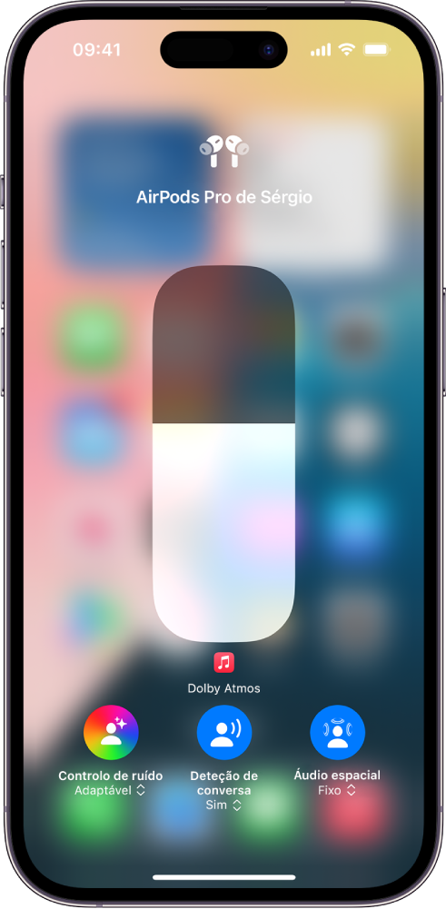 O ecrã de volume na central de controlo mostra o nível de volume dos AirPods Pro. Por baixo do indicador de volume à esquerda está o botão de controlo de ruído, indicando que o modo Transparência está ativo.