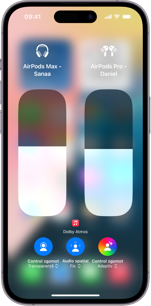 Ecranul pentru volum din centrul de control afișând nivelul de volum pentru două perechi de căști AirPods. Dedesubtul indicatorului de volum, pe partea stângă, se află butonul Control zgomot, indicând că opțiunea Transparență este activată. Dedesubtul indicatorului de volum, pe partea dreaptă, se află butonul Control zgomot, indicând că opțiunea Audio adaptiv este activată.