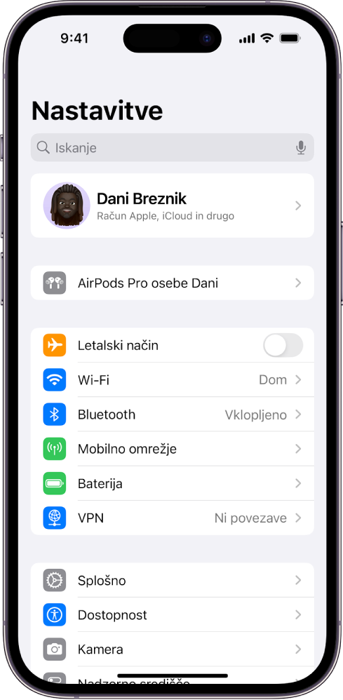 Aplikacija Nastavitve v iPhonu, ki prikazuje uporabnikove povezane slušalke AirPods, navedene na vrhu zaslona.
