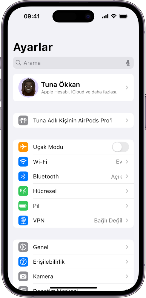 iPhone’daki Ayarlar uygulaması, kullanıcının bağlı AirPods’unun ekranın en üstünde listelendiğini gösteriyor.