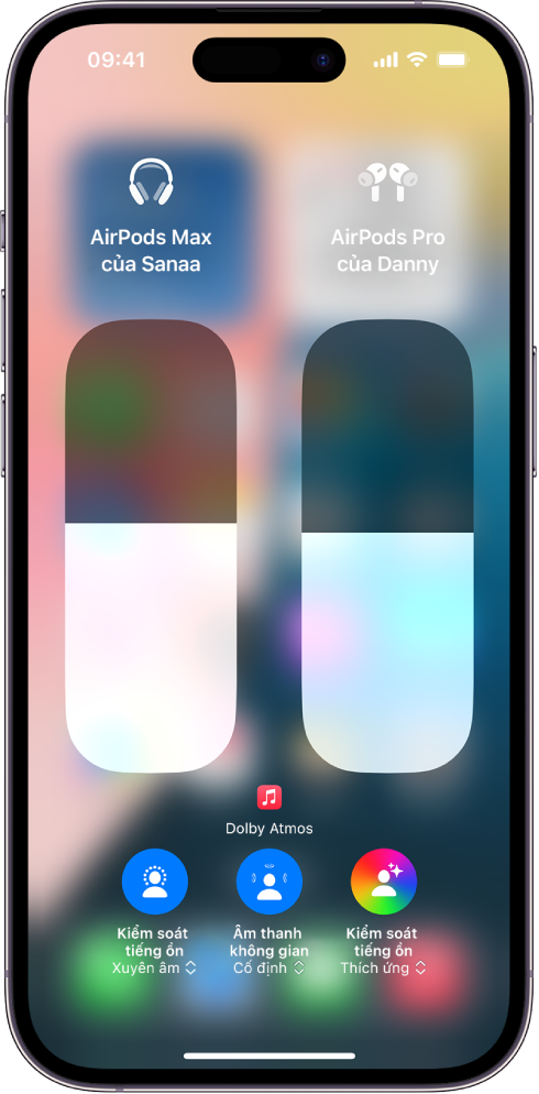 Màn hình âm lượng trong Trung tâm điều khiển đang hiển thị mức âm lượng cho hai bộ AirPods. Bên dưới chỉ báo âm lượng ở phía bên trái là nút Kiểm soát tiếng ồn, cho biết rằng chế độ Xuyên âm được bật. Bên dưới chỉ báo âm lượng ở phía bên phải là nút Kiểm soát tiếng ồn, cho biết rằng Âm thanh thích ứng được bật.