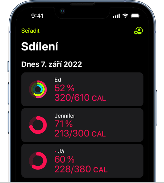 Displej iPhonu s informacemi o aktivitě sdílenými s dalšími dvěma uživateli