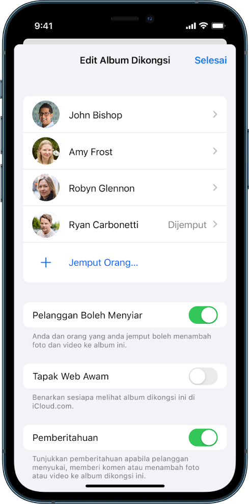 Skrin iPhone menunjukkan album Foto Dikongsi dan orang yang anda berkongsi album.