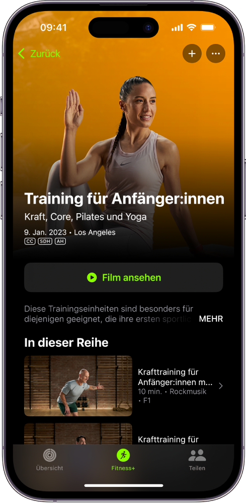 Der Bildschirm „Apple Fitness+“ zeigt ein Trainingsprogramm. Der Programmname, eine Taste zum Anzeigen einer Programmvorschau und die Beschreibung befinden sich in der Mitte des Bildschirms. Eine Reihe mit Trainingsfolgen befindet sich unten auf dem Bildschirm.