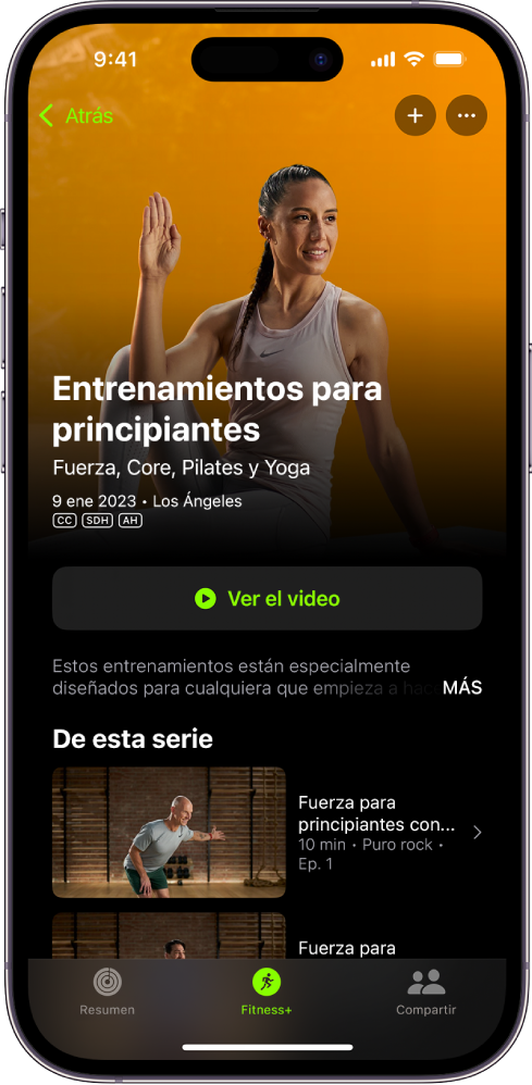 La pantalla de Apple Fitness+ mostrando un programa de entrenamiento. En el centro de la pantalla se muestra el nombre y la descripción del programa y un botón para reproducir un fragmento de este. En la parte inferior de la pantalla, hay una fila de episodios de entrenamiento.