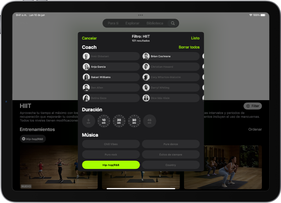 La pantalla de Apple Fitness+ mostrando opciones para ordenar y filtrar entrenamientos. En la parte superior de la pantalla hay una lista de coaches. Los intervalos de tiempo están en el centro de la pantalla. Debajo de la duración hay una lista de géneros musicales.