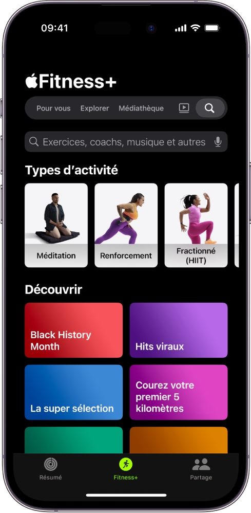 L’écran Recherche d’Apple Fitness+ affichant un champ de recherche en haut. La section « Types d’activité » située en dessous affiche des recommandations de types d’activité. La section Découvrir en dessous affiche six catégories.