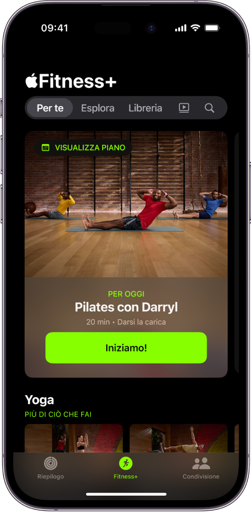 La schermata “Per te” in Apple Fitness+ che mostra un allenamento in un piano personalizzato e alcuni allenamenti di yoga suggeriti.