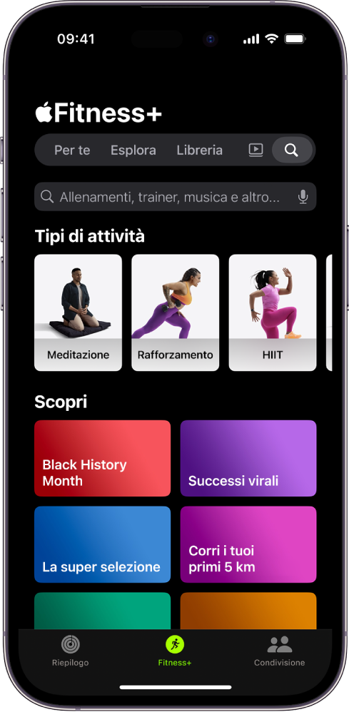 La schermata di ricerca in Apple Fitness+ che mostra il campo di ricerca nella parte superiore. La sezione “Tipi di attività” sotto mostra i tipi di attività in primo piano. La sezione Scopri sotto mostra sei categorie.