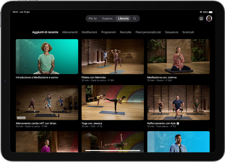 La schermata Libreria di Apple Fitness+ che mostra allenamenti, meditazioni e programmi. Una fila di categorie nella parte superiore dello schermo.