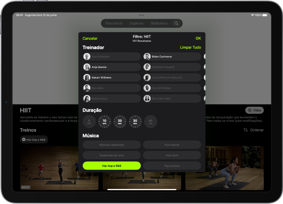 Tela do Apple Fitness+ mostrando opções para ordenar e filtrar exercícios. Na parte superior da tela, uma lista de treinadores. Os intervalos de tempo estão no centro da tela. Abaixo de Tempo, uma lista de gêneros musicais.