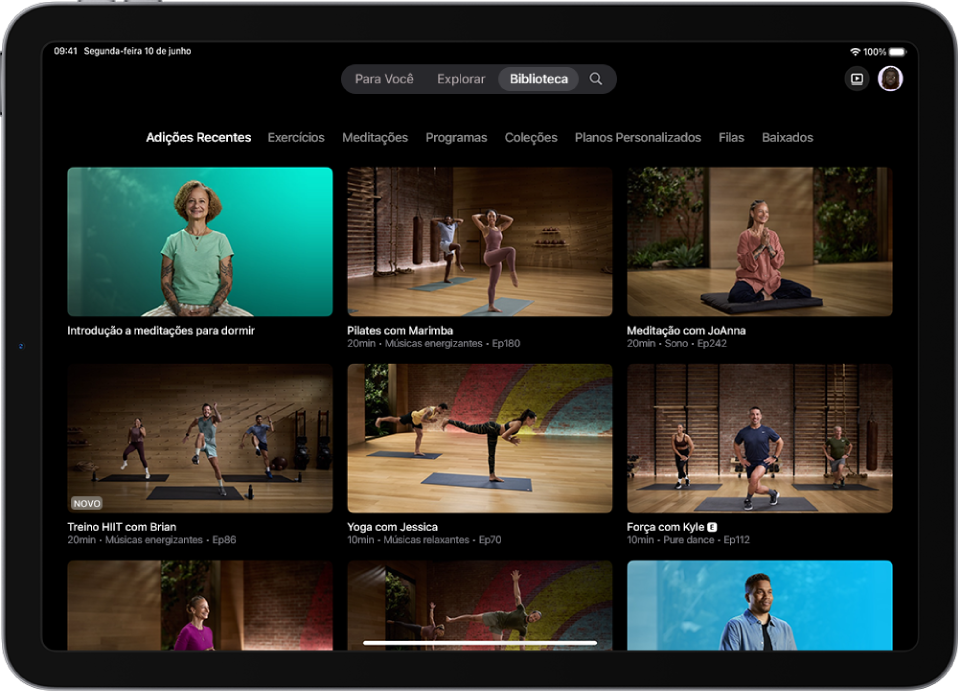 A tela Biblioteca no Apple Fitness+ mostrando treinos, meditações e programas. Uma linha de categorias está na parte superior da tela.