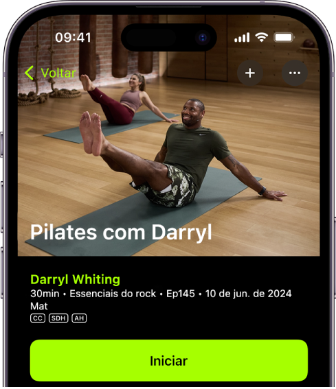 A tela do Apple Fitness+ mostrando um exercício. Uma imagem de treinadores realizando um exercício está no topo da tela. O título do exercício e o nome do treinador que o conduz estão no centro. O botão para começar o exercício está abaixo dos detalhes do treino.