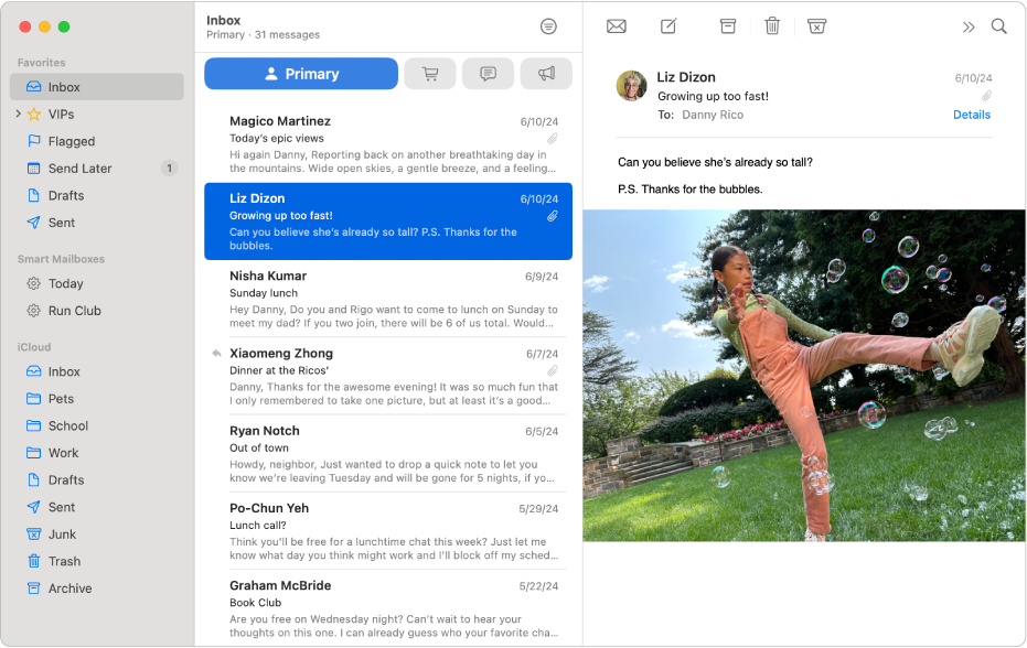 Okno aplikace Mail s různými poštovními schránkami na bočním panelu