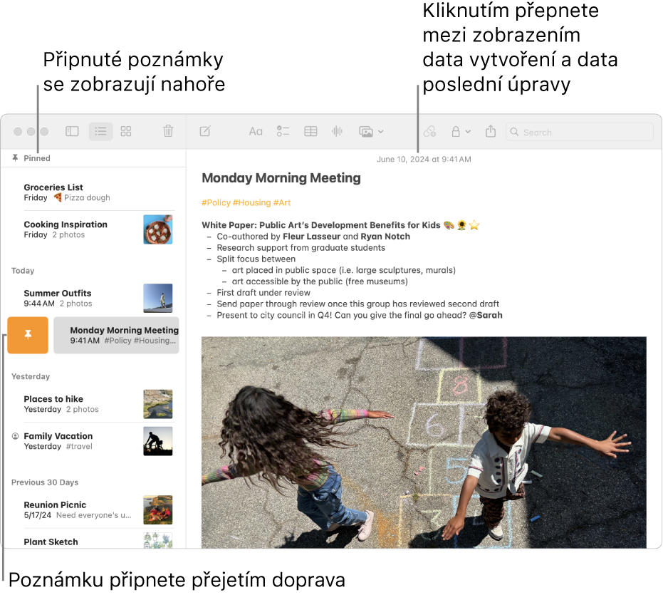 Okno aplikace Poznámky na Macu se seznamem poznámek nalevo, připnutými poznámkami na začátku seznamu a tlačítkem Přišpendlit u jedné z poznámek. Vpravo se zobrazuje obsah této poznámky s datem nahoře. Kliknutím na datum můžete přepínat mezi datem vytvoření a datem poslední změny.