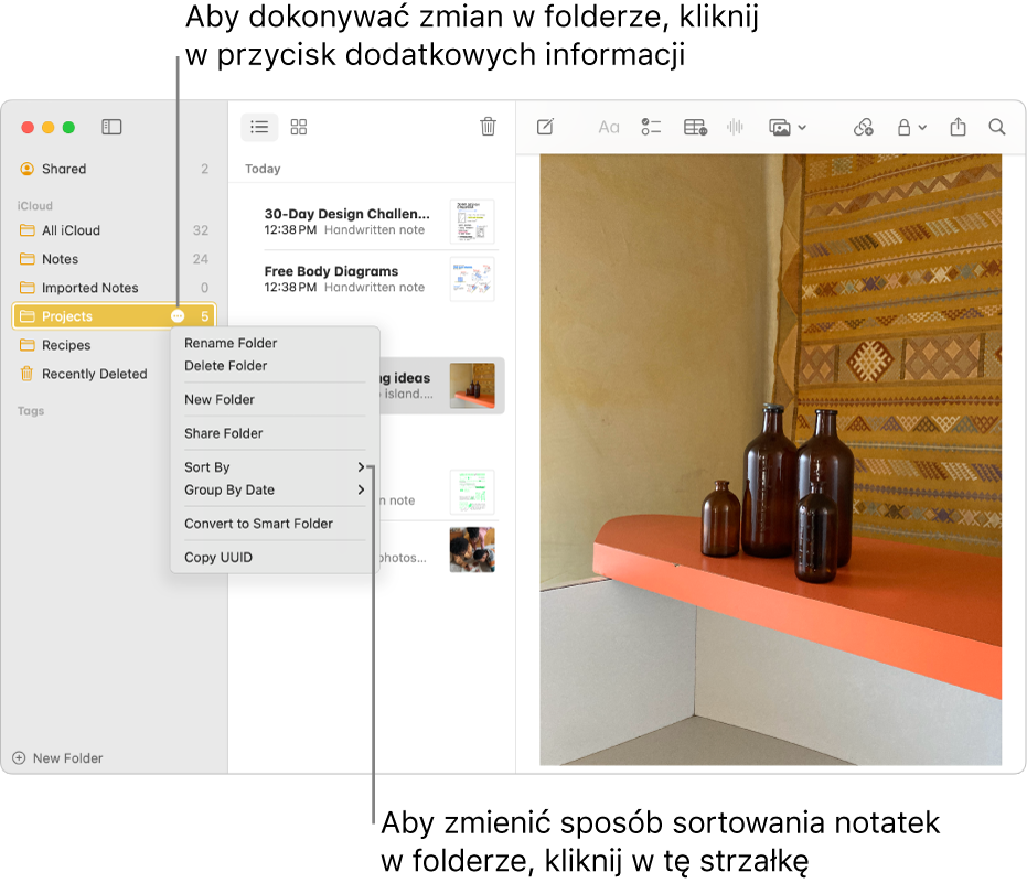 Okno aplikacji Notatki na Macu, zawierające na pasku bocznym jeden folder, obok nazwy którego widoczny jest przycisk Więcej, pozwalający na zmienianie ustawień folderu. Po środku nad listą notatek widoczna jest opcja sortowania, zmieniająca ułożenie notatek. Kliknij w strzałkę, aby wybrać inny porządek sortowania.
