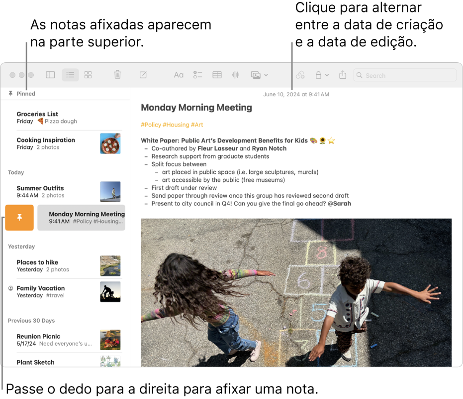 A janela da aplicação Notas no Mac com a lista de notas à esquerda, as notas afixadas na parte superior da lista de notas e o botão “Afixar” numa nota. O conteúdo dessa nota aparece à direita com a data na parte superior; clique na data para alternar entre a data de criação e a data de edição.