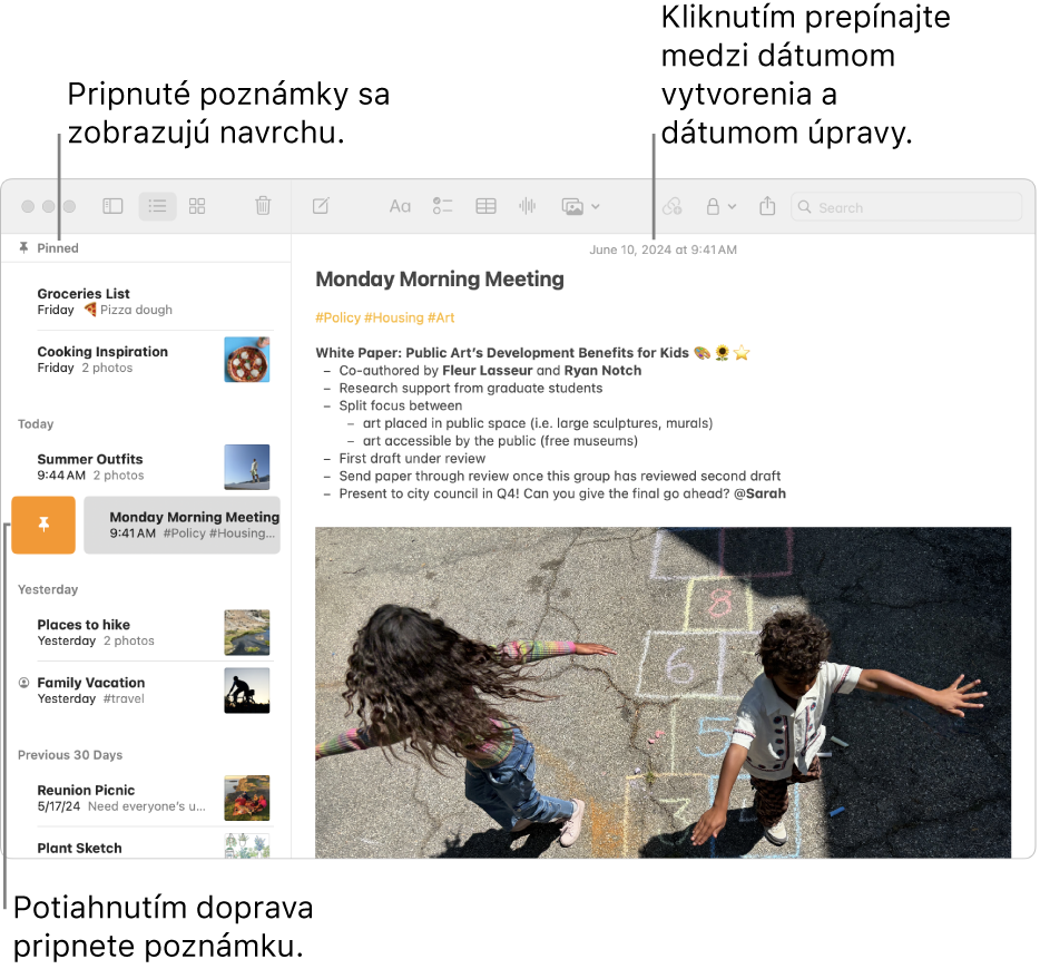 Okno Poznámky na Macu so zoznamom poznámok na ľavej strane, pripnutými poznámkami v hornej časti zoznamu s poznámkami a tlačidlom Pripnúť na jednej poznámke. Obsah danej poznámky sa zobrazuje napravo s dátumom v hornej časti. Kliknutím na dátum môžete prepínať medzi dátumom vytvorenia a dátumom úpravy.