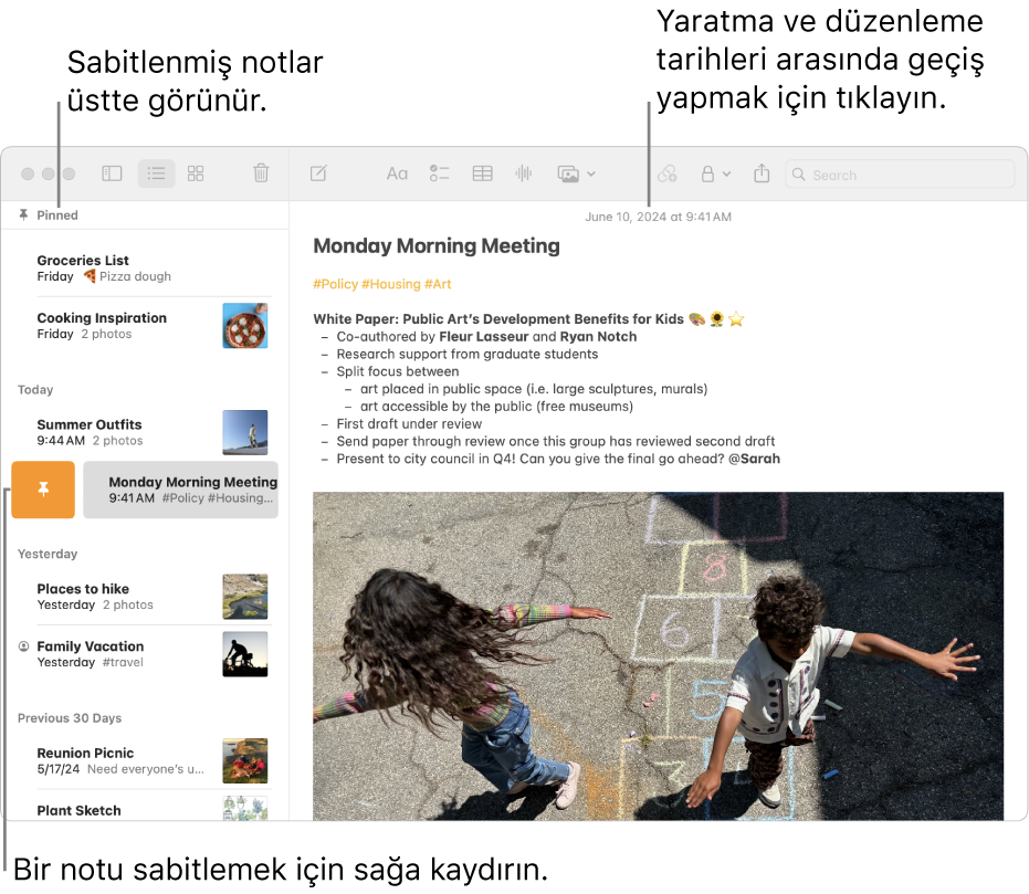 Mac’te bir Notlar uygulaması penceresinde, sol tarafta not listesi, not listesinin en üstünde iğnelenmiş notlar ve bir not üzerinde İğnele düğmesi görünüyor. En üstte tarihle notun içeriği sağda görünür; yaratılış tarihi ve düzenleme tarihi arasında geçiş yapmak için tarihi tıklayın.