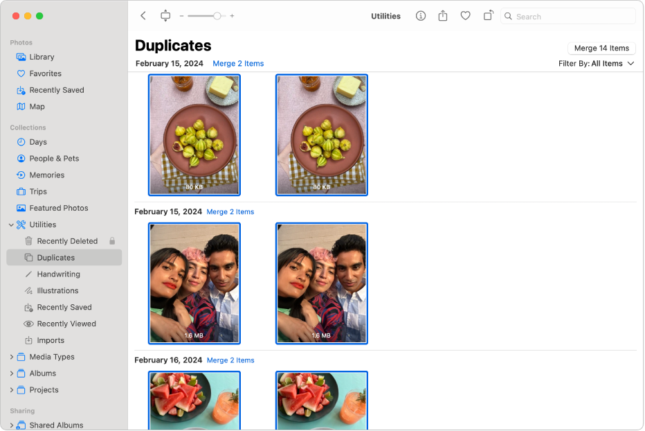 Finestra de l’app Fotos en què es mostra l’àlbum “Duplicats” a la barra lateral i les fotos duplicades l’una al costat de l’altra a la dreta.
