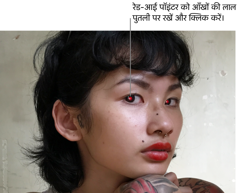 लाल प्युपिल दिखाती एक व्यक्ति की तस्वीर।