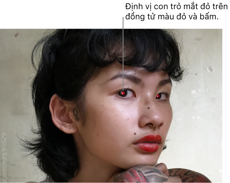 Một ảnh về một người đang hiển thị các nhãn cầu màu đỏ.