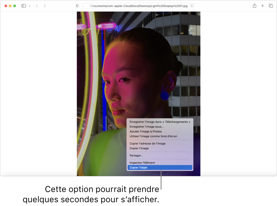 Une image dans Safari d’une personne devant des lumières et un bâtiment.