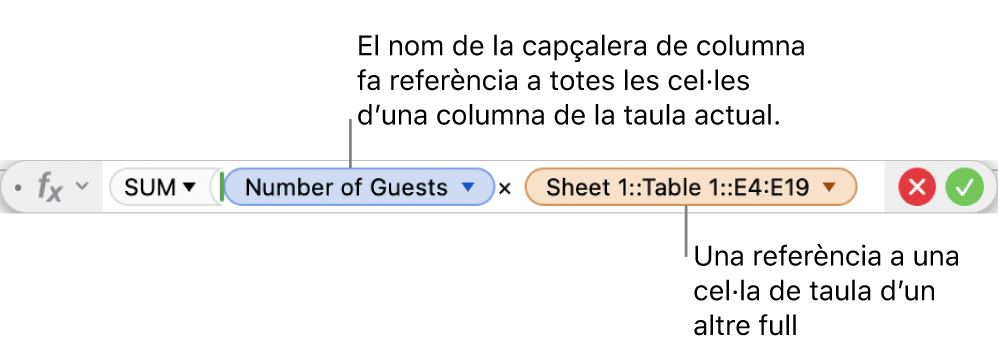 L’editor de fórmules, que mostra una fórmula que fa referència a una columna d’una taula i a una cel·la d’una altra taula.